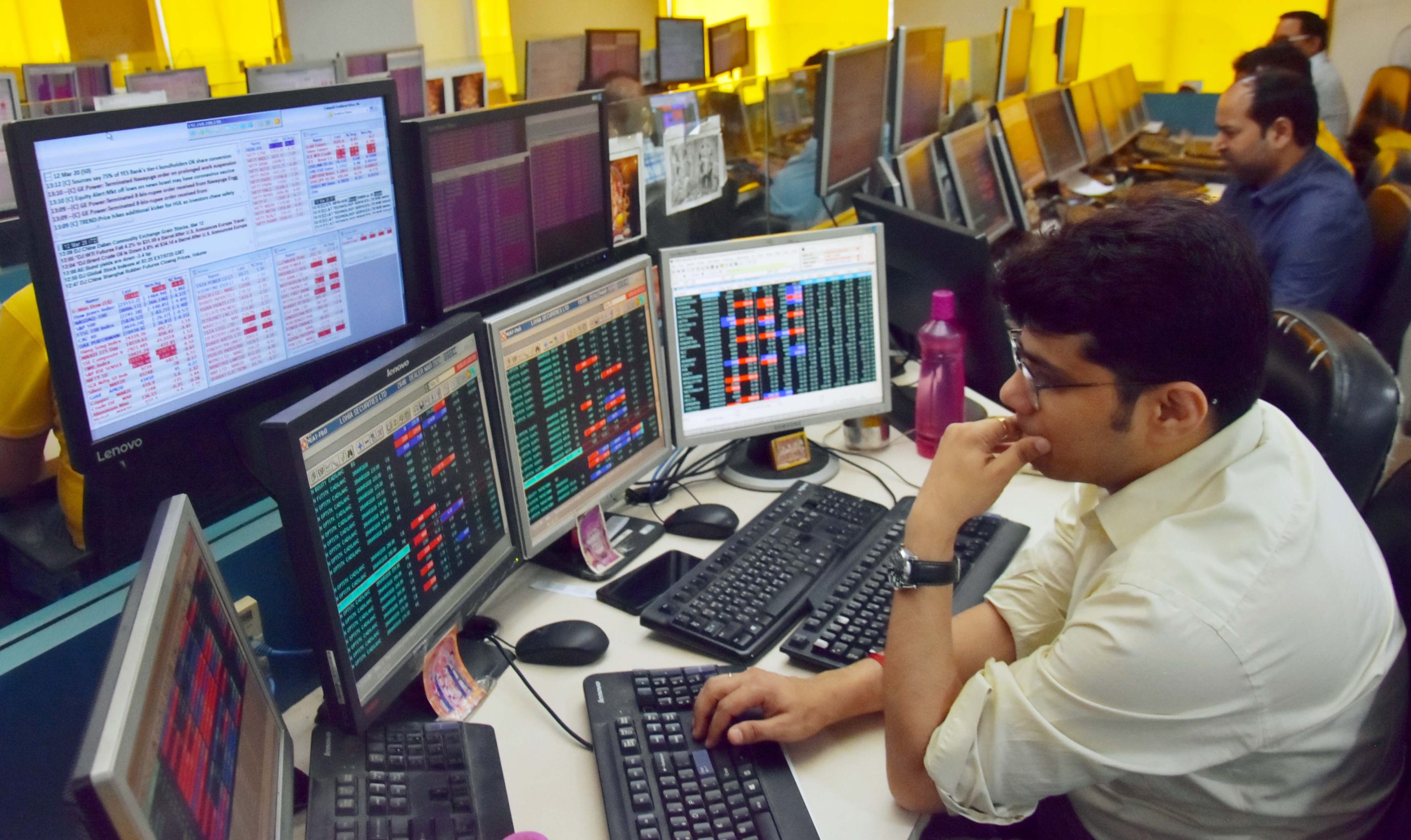 Sensex Drops 296 Points Amid Tariff Concerns; FMCG Stocks Relateâœ”