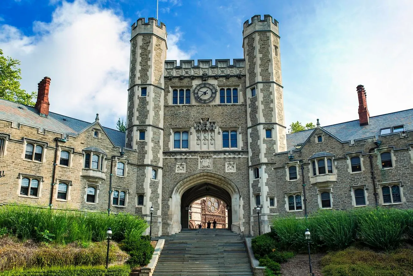 Surprising Facts: Universities Cost More Than Ivy League Colleges in the US
