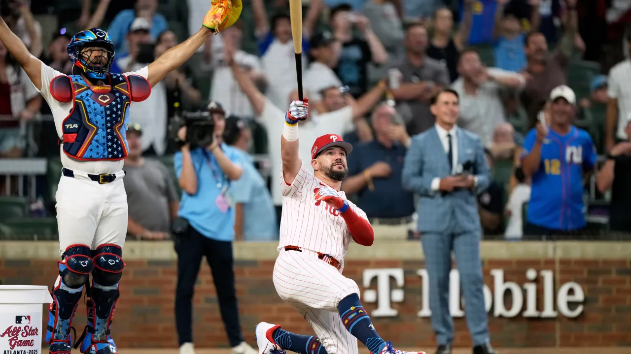 Kyle Schwarber Passes Indiana University Hall of Fame Due to Attendance Rules